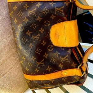 A medium sized Louis Vuitton bag gr8 condition